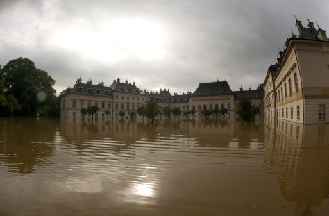 A flooded court yard at Schloss Pillnitz - foto DPA